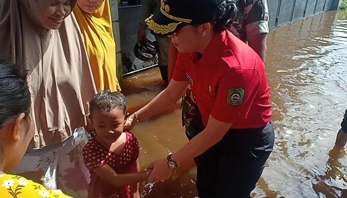 wali-kota-singkawang-tjhai-chui-mie-menyapa-warga-saat-meninjau-lokasi-banjir.jpg