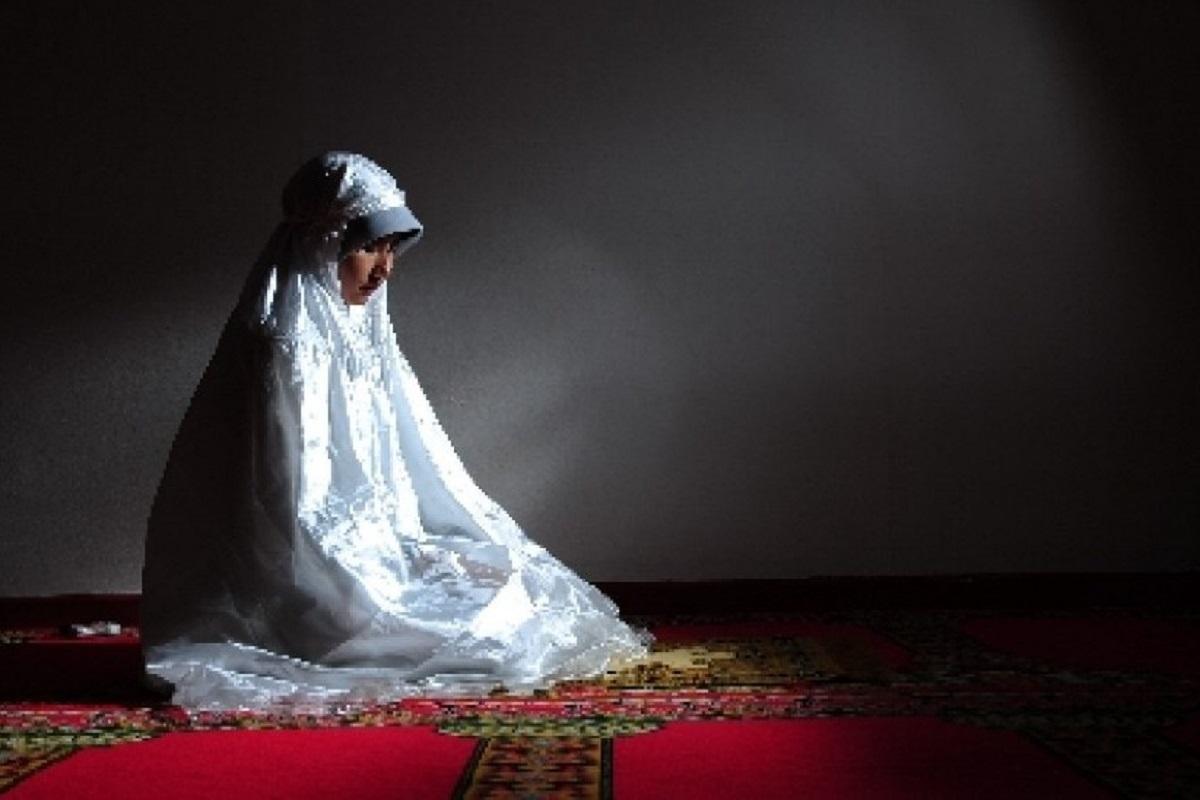 wanita-menunaikan-salat-Apakah-Hukum-Wanita-Tidak.jpg