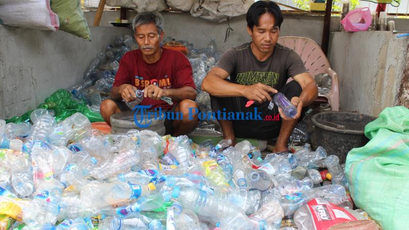 FOTO: Warga Binaan Lapas Klas II A Pontianak Mengolah Sampah Menjadi Bijih Plastik - warga-binaan-mengolah-sampah-plastik-5.jpg