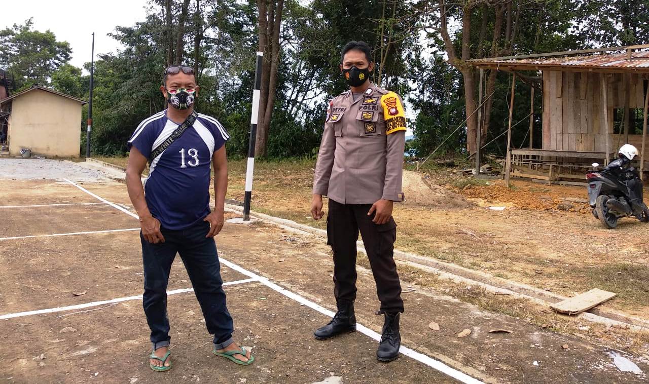 Sambangi Warga, Aipda Meydianto Sosialisasi Protokol Kesehatan di Kecamatan Entikong