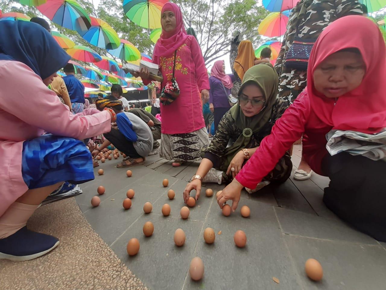 warga-dirikan-telur-di-tugu-khatulistiwa.jpg
