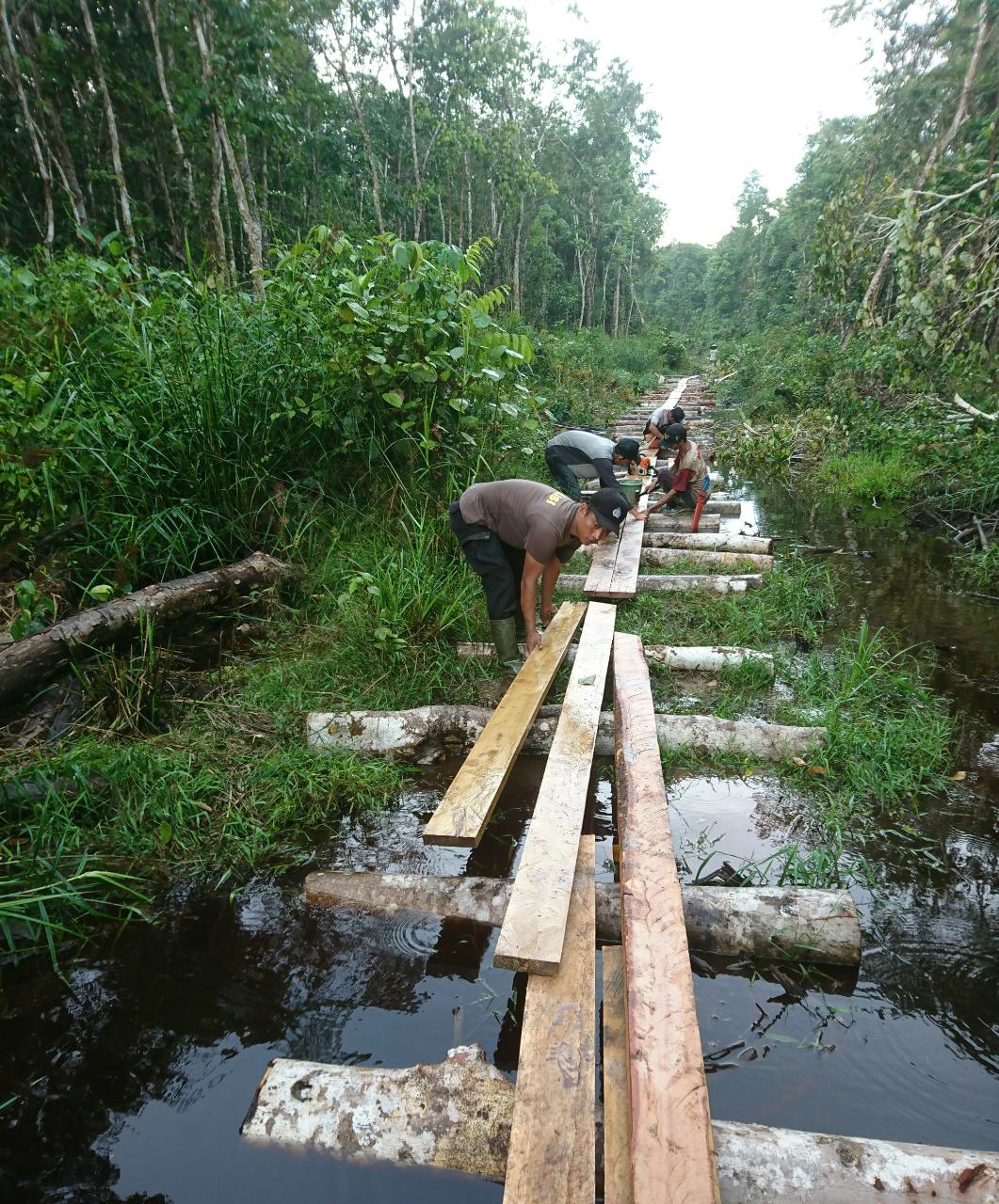 Warga Dusun Menjalin Swadaya Bangun Jalan Kampung