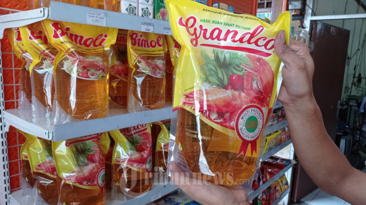 warga-membeli-minyak-goreng-kemasan-di-toko-sembako-cahaya-prabu-di-kawasan-cibodas.jpg