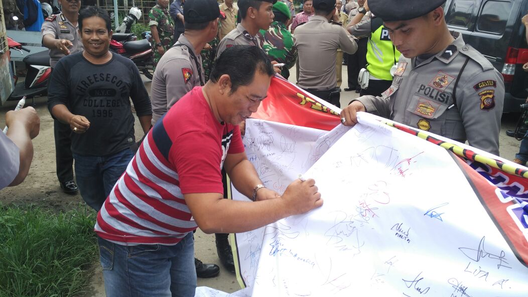 Warga Bubuhkan Tanda Tangan Sepakati Jaga Keamanan