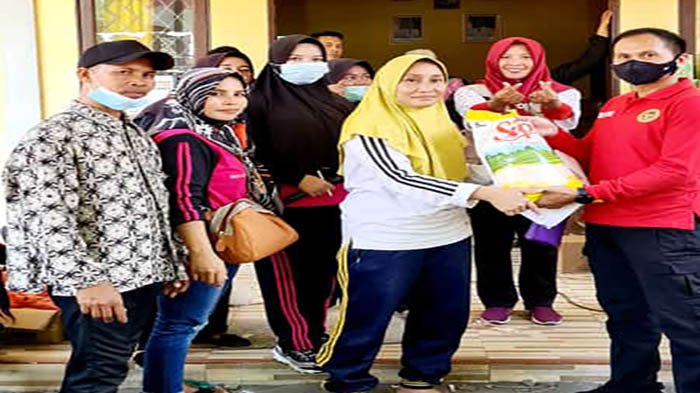 warga-mendapat-suntik-vaksin-dan-mendapat-sembako-di-desa-sebatuan.jpg