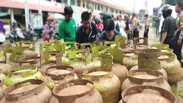 warga-mengantri-untuk-mendapatkan-gas-elpiji-3-kg-qbxcs.jpg