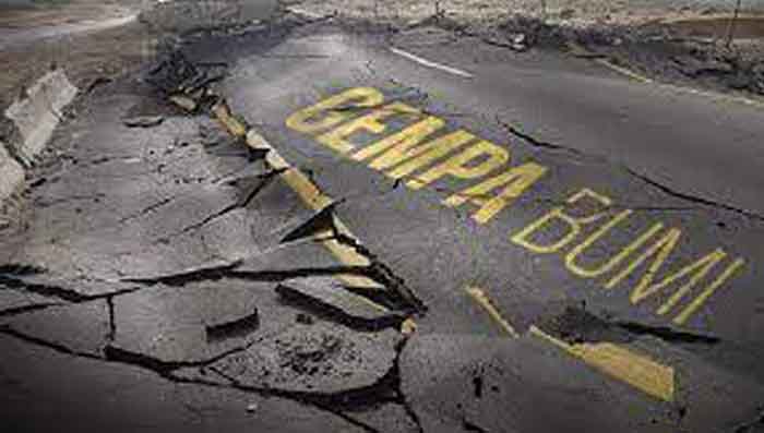 warga-panik-dan-berhamburan-keluar-rumah-gempa-bumi-berkekuatan-m-72-guncangnias-barat-sumut.jpg