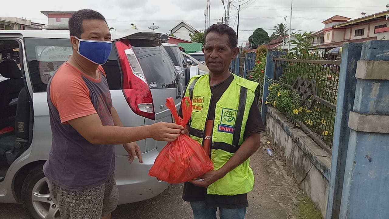 Persatuan Wartawan Sanggau Bagikan Paket Sembako Kepada Masyarakat Terdampak Covid-19