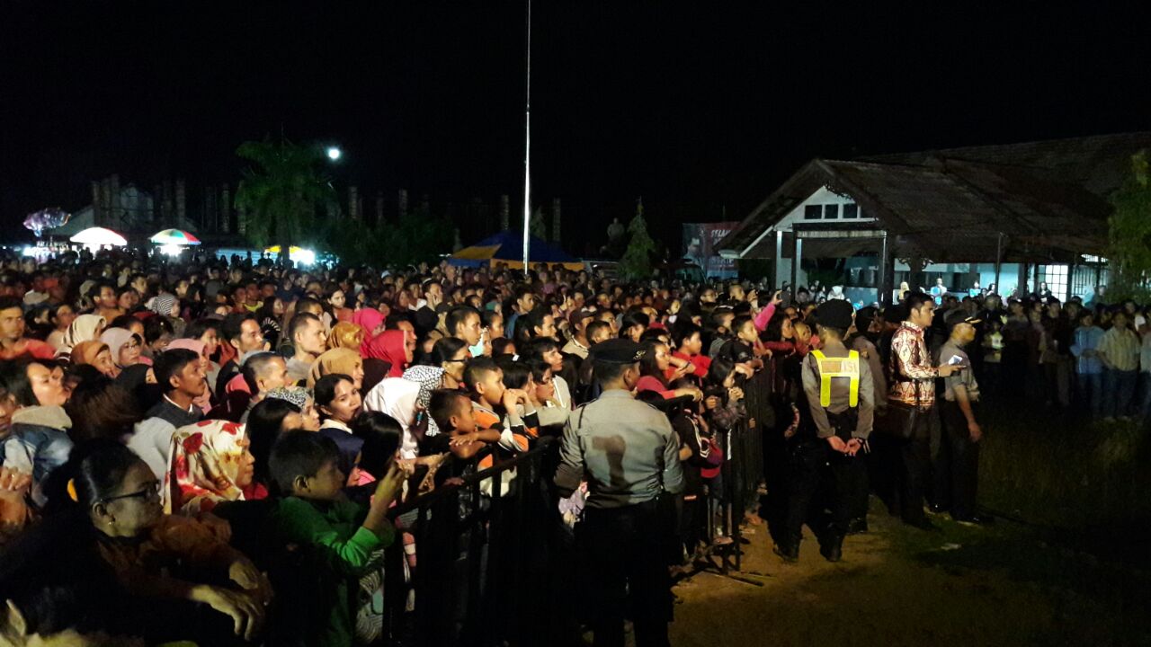 Artis Kubu Raya Weni Memukau Warga Landak