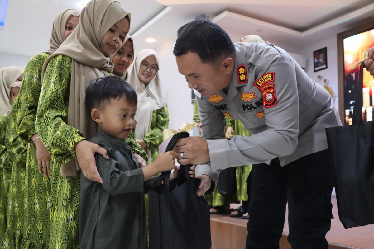 Polres Sintang Gelar Syukuran Ulang Tahun Kapolres Sembari Berbagi Kepada Anak-Anak Panti Asuhan
