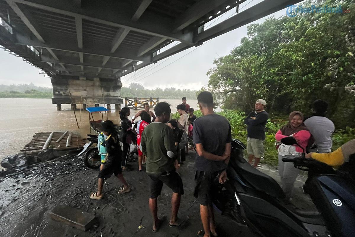 Identitas Pria yang Diduga Terjun ke Sungai Sambas Kecil, Warga Temukan Barang RB di Atas Jembatan
