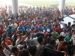 400an-sopir-truk-dari-berbagai-daerah-menggelar-aksi-unjuk-rasa-di-kantor-gubernur-kalbar.jpg<pf>400an-sopir-truk-dari-berbagai-daerah-menggelar-aksi-unjuk-rasa-di-kantor-gubernur-kalbar-2.jpg<pf>400an-sopir-truk-dari-berbagai-daerah-menggelar-aksi-unjuk-rasa-di-kantor-gubernur-kalbar-3.jpg<pf>400an-sopir-truk-dari-berbagai-daerah-menggelar-aksi-unjuk-rasa-di-kantor-gubernur-kalbar-4.jpg<pf>400an-sopir-truk-dari-berbagai-daerah-menggelar-aksi-unjuk-rasa-di-kantor-gubernur-kalbar-5.jpg<pf>400an-s