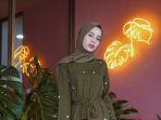 5-warna-hijab-yang-bikin-wajah-cerah.jpg