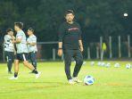 Aksi-Indra-Sjafri-saat-memimpin-latihan-Timnas-Indonesia-U19.jpg
