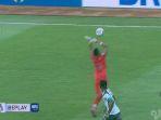 Aksi-Teja-Paku-Alam-menyentuh-bola-di-luar-kotak-penalti.jpg