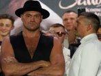 Aksi-Tyson-Fury-kiri-saat-enggan-melhat-wajah-Oleksandr-Usyk.jpg