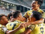 Aksi-pemain-Lee-Man-FC.jpg
