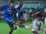 Aksi-pemain-Persib-bandung-dan-Borneo-FC-saat-eprtandingan-Liga-1-2023-2024.jpg