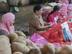 Aktivitas-pedagangdi-Pasar-Flamboyan-4.jpg