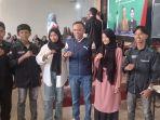 Anggota-DPRD-Provinsi-Kalimantan-Barat-Suib-foto-bersama-pelajar-usai-acara-Ikatan-Pelajar.jpg