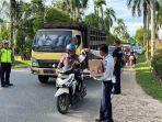 Anggota-Dishub-LH-bagikan-takjil-berbuka-puasa-kepada-pengguna.jpg