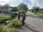 Anggota-Koramil-02Sejangkung-Serda-Sunaryo-bersama-warga-gotong-royong.jpg