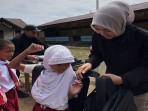 Menembus Pulau Teluk Aek Batu Ampar, Relawan Antarkan Tas Sekolah untuk Siswa Pedalaman