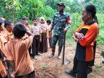 Babinsa-Temajuk-Koramil-1208-08Paloh-Sertu-Dwi-Ariyanto-melakukan.jpg
