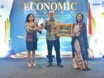 Bank-Kalbar-raih-penghargaan-kategori-The-Best-Sales-Marketing-yang-diberikan.jpg