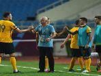 Bek-Australia-Harry-Souttar-Kiri-menyapa-pelatih-Australia-Graham-Arnold-Tengah.jpg