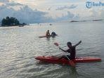 Bermain-kano-di-Pantai-Pulau.jpg