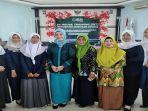 Bunda-PAUD-Kubu-Raya-Hj-Rosalina-berfoto-bersama-usai-memberikan.jpg
