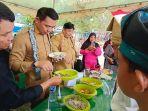 Bupati-Kabupaten-Kapuas-Hulu-Fransiskus-Diaan-saat-mencicipi-makanan-sdf-sd.jpg