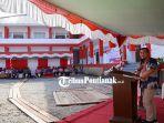 Bupati-Kapuas-Hulu-Fransiskus-Diaan-saat-memberikan-234reswdf.jpg
