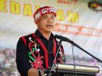 Bupati-Kapuas-Hulu-Fransiskus-Diaan-saat-sambutan-dalam-pembukaan-festival-budaya-Kayaan-Medalam.jpg