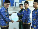 Bupati-Kayong-Utara-Romi-Wijaya-secara-resmi-menyerahkan.jpg