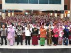 Bupati-Kubu-Raya-Muda-Mahendrawan-bersama-ketua-KNPPI-Nani-Zulminarni-Foto-bersama-431-wisudawati.jpg