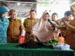 Bupati-Kubu-Raya-Muda-Mahendrawan-bersama-ketua-TP-PKK-Rosalina-saat-serahkan-bantuan.jpg