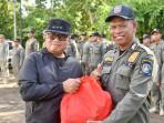Bupati-Kubu-Raya-Sujiwo-memberikan-bingkisan-kepada-salah-satu-anggota-Satpol-PP.jpg