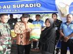 Bupati-Kubu-Raya-Sujiwo-memberikan-subsidi-tambahan-bagi-warga.jpg