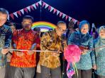 Bupati-Kubu-Raya-Sujiwo-meresmikan-ruang-publik-Taman-Pelangi.jpg