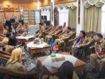 Bupati-Mempawah-Erlina-memimpin-rapat-bersama-Sekda-Ismail-Asisten-Ekbangkesra.jpg