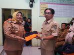 Bupati-Mempawah-Erlina-menyerahkan-baju-kepad34rdsc.jpg