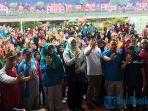 Bupati-Sambas-Satono-didampingi-Camat-Sebawi-beserta-ribuan-masyarakat.jpg