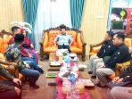 Bupati-Sambas-Satono-menyambut-kedatangan-jajaran-komisioner-KPU-Sambas.jpg