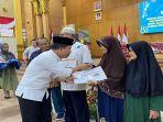 Bupati-Sambas-Satono-menyerahkan-tali-asi34er.jpg