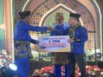 Bupati-Satono-menyerahkan-bantuan-bera325ewr.jpg