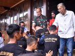 Bupati-Sintang-Jarot-Winarno-melepas-keberangkatan-PS-Gelora-Sintang-U-13-dan.jpg