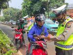 DASAR-Hukum-Polisi-Boleh-Asal-Tilang-Pengendara-Tanpa-Harus-Bawa-Surat-Tugas-Resmi.jpg