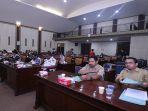 DPRD-Sambas-ketika-menggelar-rapat-deng234we.jpg